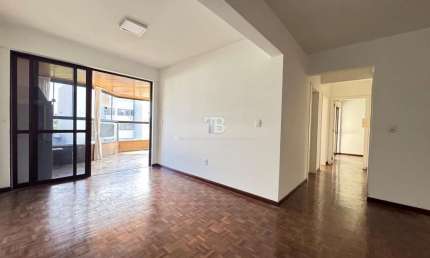 Apartamento semimobiliado com 3 quartos e churrasqueira no Centro de Chapecó