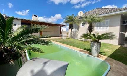 Casa térrea com piscina e semi mobiliada, no Passo dos Fortes