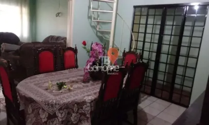 Casa com 5 Quartos e Ampla Área, Próximo ao Clube Campeche