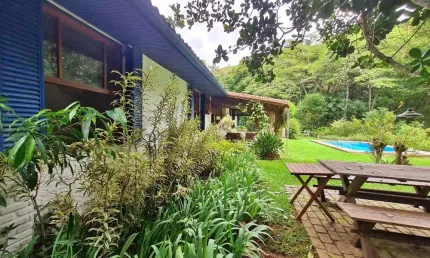 Casa com 4 quartos sendo 2 suítes, 2 saunas, hidromassagem. em excelente condomínio.