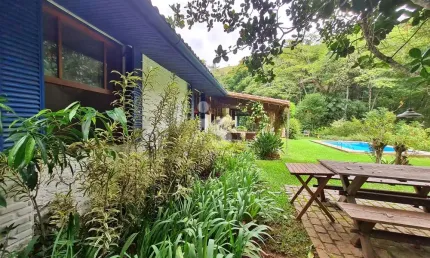 Casa com 4 quartos sendo 2 suítes, 2 saunas, hidromassagem. em excelente condomínio.