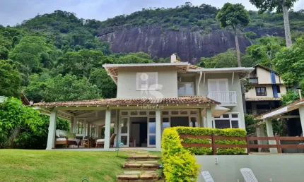 Belíssima casa ampla em condomínio de infraestrutura completa