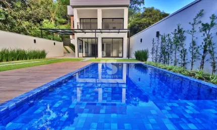 Casa moderna em área residencial, 5 suítes sendo 2 com closets