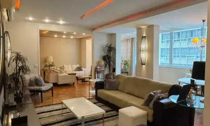 Luxuoso apartamento totalmente reformado, com 220 m² de planta, um por andar, em andar alto
