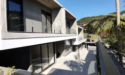 Sobrado novo, em condomínio, com 2 suítes a 200m do mar – garopaba/sc
