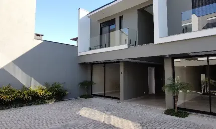 Sobrado com 2 suítes em condomínio no Jardim Panorâmico – Garopaba/SC