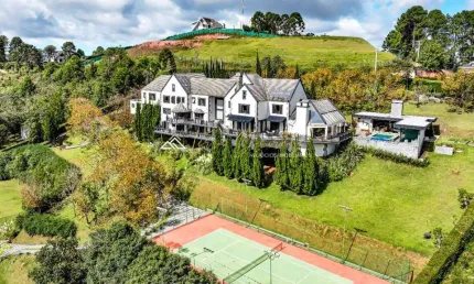 Casa em condomínio fechado com 8 quartos à venda na alameda monte branco, 1000, água santa, campos do jordão por r$ 28.000.000