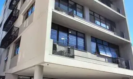 Sala comercial para alugar na avenida getúlio vargas, 769, menino deus, porto alegre por r$ 800