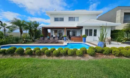 Casa em condomínio fechado com 4 quartos à venda na rua rio jacuí, 1331, centro, xangri-lá por r$ 3.850.000