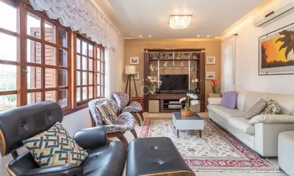 Casa com 4 quartos à venda na rua esteio, 220, cavalhada, porto alegre por r$ 810.000