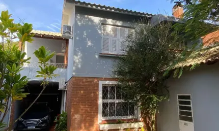 Casa com 4 quartos à venda na rua guaraum, 112, vila assunção, porto alegre por r$ 1.065.000