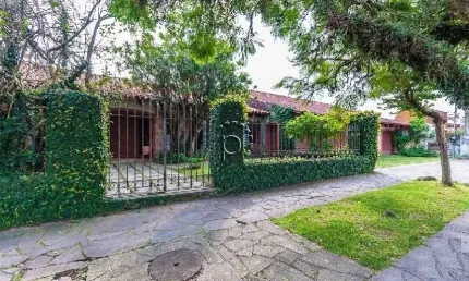 Casa com 6 quartos à venda na avenida copacabana, 560, vila assunção, porto alegre por r$ 2.500.000