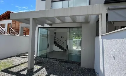 Excelente sobrado duplex com 02 suítes, oportunidade de moradia.