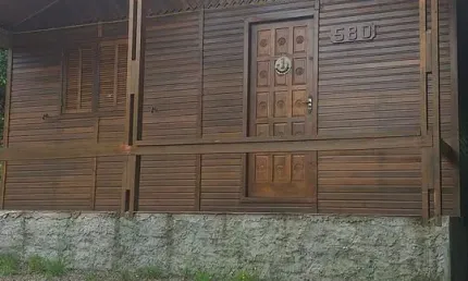 Ótima casa de madeira rustica com excelente terreno 600m2,  próxima ao portal