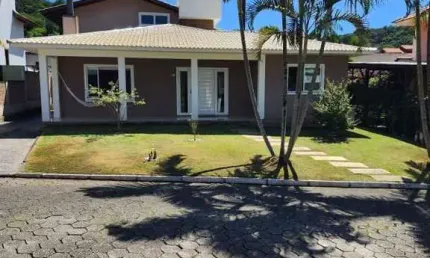 Viva o encanto da natureza com conforto e exclusividade em condomínio fechado