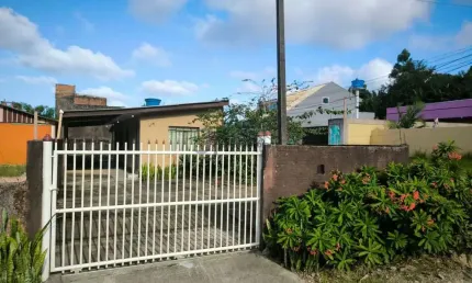 Imóvel com sobra de terreno, 2 quartos, região de moradores