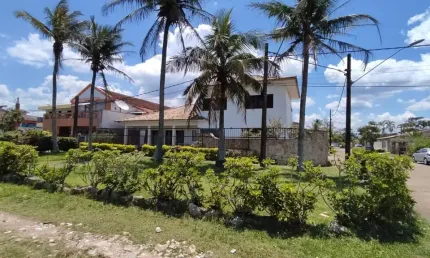 Amplo imóvel frente ao mar – 5 dormitórios, piscina e terreno de 814m²