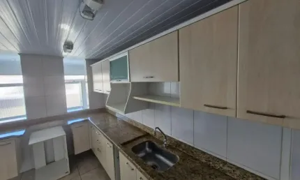 Casa 3 quartos com teto em sanca e cozinha planejada fica no local