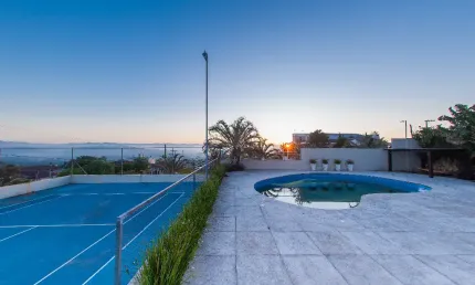 Casa altíssimo padrão em bom princípio, completa, mobiliada e com uma taos na gragem