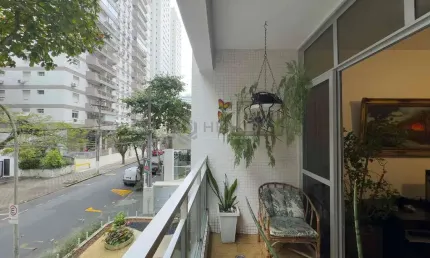 Apartamento com varanda a 1 quadra do mar na praia das pitangueiras à venda, guarujá-sp