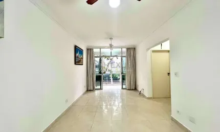 Apartamento com varanda a uma quadra da praia das pitangueiras de 2 quartos, 1 vaga, guarujá-sp.