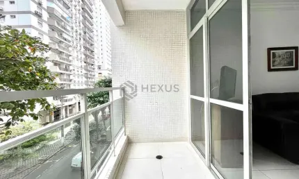 Apartamento com varanda a uma quadra da praia das pitangueiras de 2 quartos, 1 vaga, guarujá-sp.