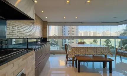 Apartamento frente mar com varanda gourmet e vista mar em prédio com lazer na praia das astúrias, g