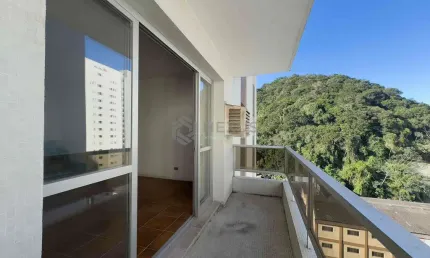 Apartamento com varanda em prédio com lazer a duas quadras da praia das pitangueiras de 3 quartos (