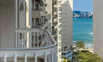 Apartamento com varanda e vista mar a uma quadra da praia das pitangueiras à venda, guarujá-sp.