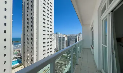 Apartamento com varanda e vista mar a uma quadra da praia das pitangueiras de 2 quartos com 1 vaga,