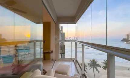Apartamento com varanda e vista mar na quadra-mar da praia das astúrias de 3 quartos (1 suíte), 1 v