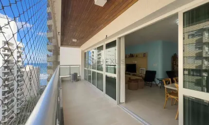 Apartamento com varanda e vista livre a uma quadra da praia das pitangueiras de 3 quartos (3 suítes