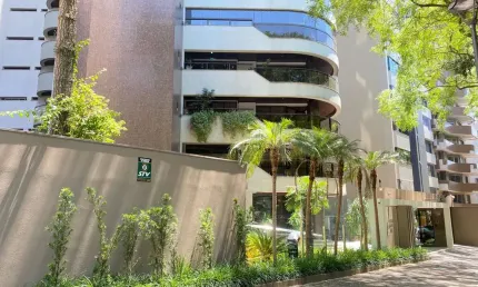 Apartamento com 351m2 útil em frente ao curitibano.