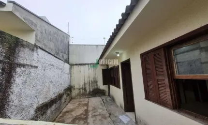 Casa com 2 quartos para alugar na Rua General Ary Duarte Nunes, 621, Uberaba, Curitiba