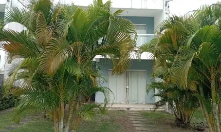 Casa de 4/4 quartos sendo 3 suítes em buraquinho próximo a praia