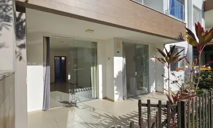 Apartamento térreo 3/4 com varanda e jardim em buraquinho. lauro de freitas.