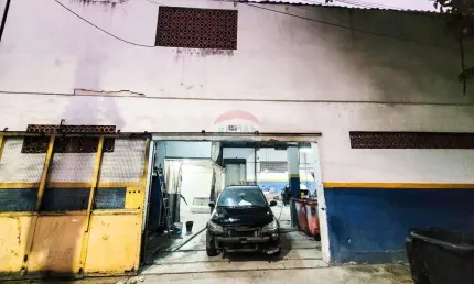Excelente galpão em ótima localização, área comercial e próximo a comércio e condução com 350m².