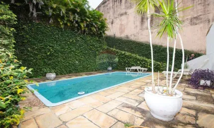 Localizada na rua paraim, na freguesia, ilha do governador, essa casa é um verdadeiro refúgio para quem busca conforto.