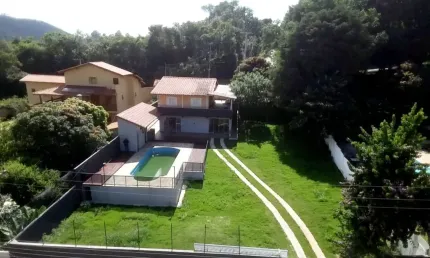 Charmosa casa em ypeville, mairiporã - 4 dormitórios, piscina e vista para a mata - à venda!