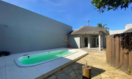 Casa térrea de 03 dormitórios 243m² construída em dois terrenos com 03 banheiros, suíte e piscina no bela vista