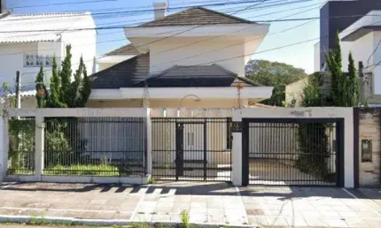 Casa 3 dormitórios, sendo 1 suíte com 02 vagas em ótima localização