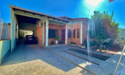 Casa térrea com 4 dormitórios ( duas suítes )  e piscina no igara