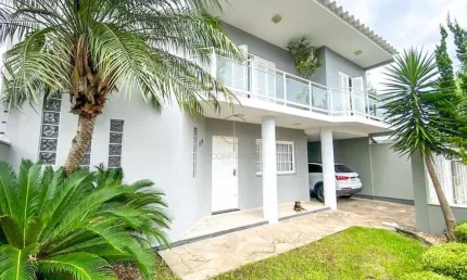 Excelente sobrado com suíte master , piscina, 03 dormitórios e 3 vagas de garagens coberta .