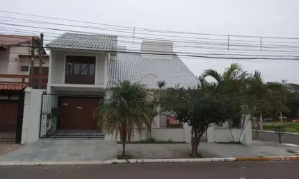 Sobrado de esquina com 03 dormitórios, sendo a suíte na parte térrea, 03 vagas para carros no bairro centro