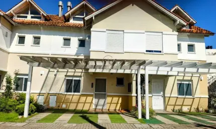 Sobrado 03 dorm. semi-mobiliado, sendo 01 suíte, pátio, churrasqueira, sótão/lareira e 02 vagas para veículos no cond. quintas do moinhos no bairro moinhos de vento