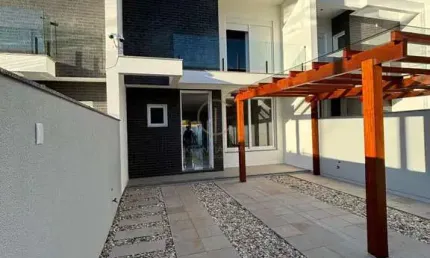Sobrado 03 dormitórios , sendo 01 suíte com closet , todos os quartos com varanda e um enorme pátio nos fundos de 49,87m2 privativos.