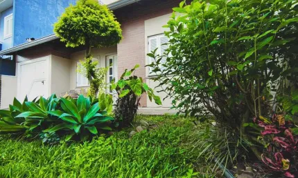 Casa térrea 03  dormitórios com 02 vagas para veículos no bairro moinhos de vento