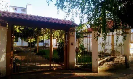 Ótima localização no centro sobrado 03 dormitórios e 05 vagas para veículos