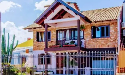 Sobrado com  04 dormitórios , suíte, closet, pátio, piscina e 04 vagas para veículo