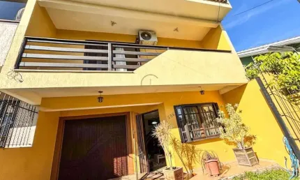 Excelente sobrado de 03 dormitórios. sendo um suíte com hidro e closet, com sacada e duas vagas de garagens no bairro nossa senhora das graças